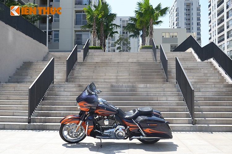  Street Glide CVO là mẫu xe đường trường hầm hố đến từ Mỹ được người sở hữu chúng ví như một cỗ máy thời gian từ đường nét chi tiết, với kiểu dáng độc đáo mang lại chủ nhân tư thế ngồi thoải mái khi vận hành.